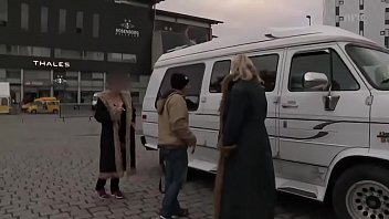 Русскую опытную мамочку чпокают пару парней
