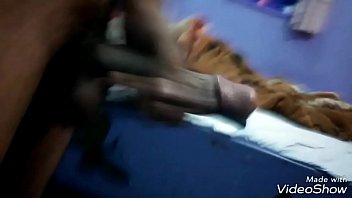 Подружка с черными ноготками дрочит свою пизду во время попы